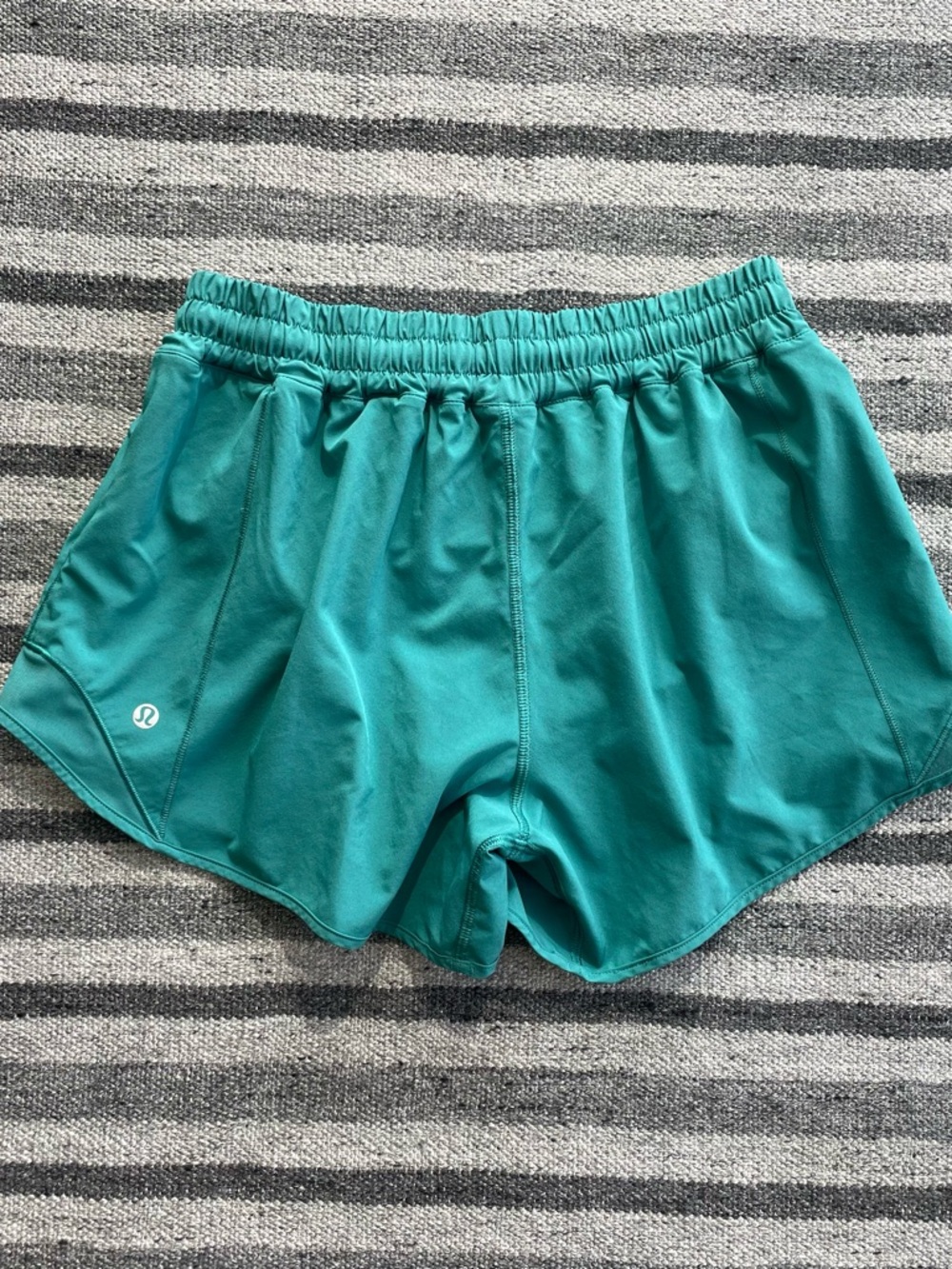 Lululemon Hotty Hot shorts 4” size 8 - Picture 5 of 6